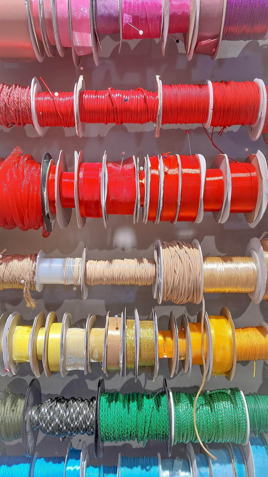 Kolekcja próbek haftu i materiałów